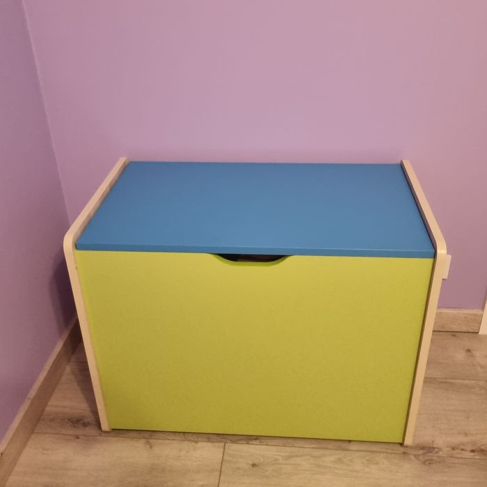Kolorowa skrzynia na zabawki