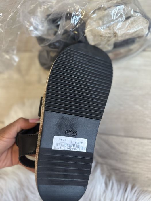 Czarne sandały Chanel na platformie