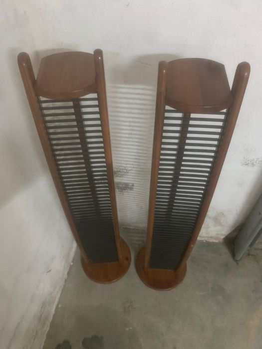 1 cadeiro de pé+ 2 suporte para CD