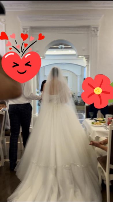 Весільна сукня молочного кольору