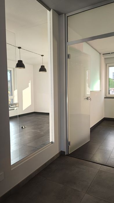 Lokal biurowo-usługowy o powierzchni 100m2 z 2 miejscami postojowymi