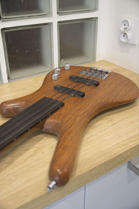 Warwick Corvette Standard 4 fretless gitara basowa