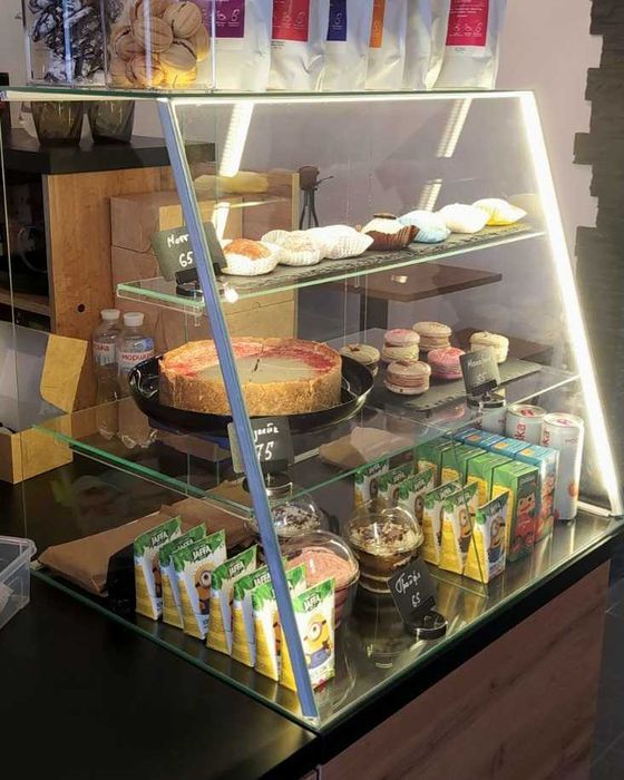 Вітрини  скляні, дерев'яні , вітрини для кав'ярні