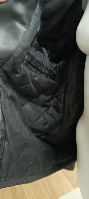 Casaco para usar com ou sem capuz. Para homem, em pele. Usado