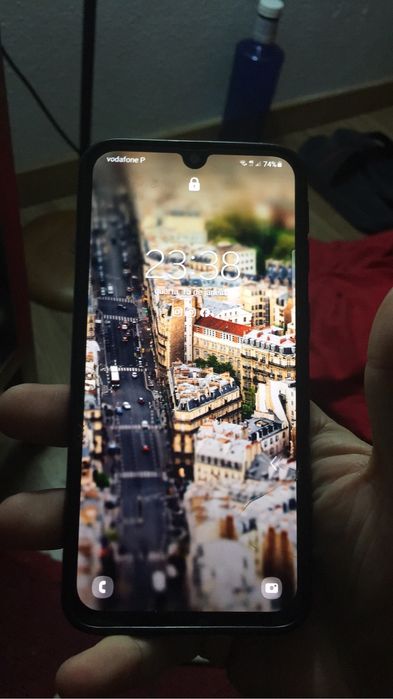 Samsung A40 apenas vidro estalado nada afeta o func