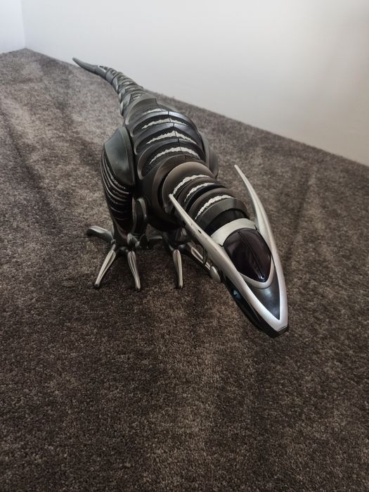 Skaczący obcy, dinozaur...