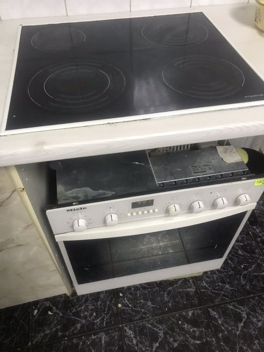 Продам електроплиту з духовкою