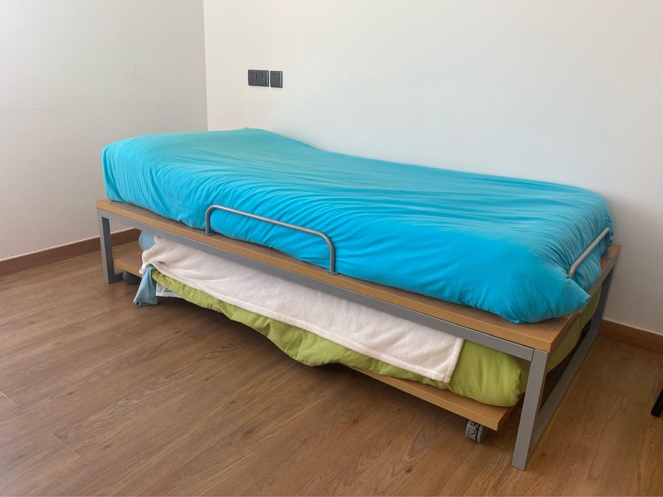 Cama de solteiro dupla, 1mx2m, mesa de cabeceira e secretaria