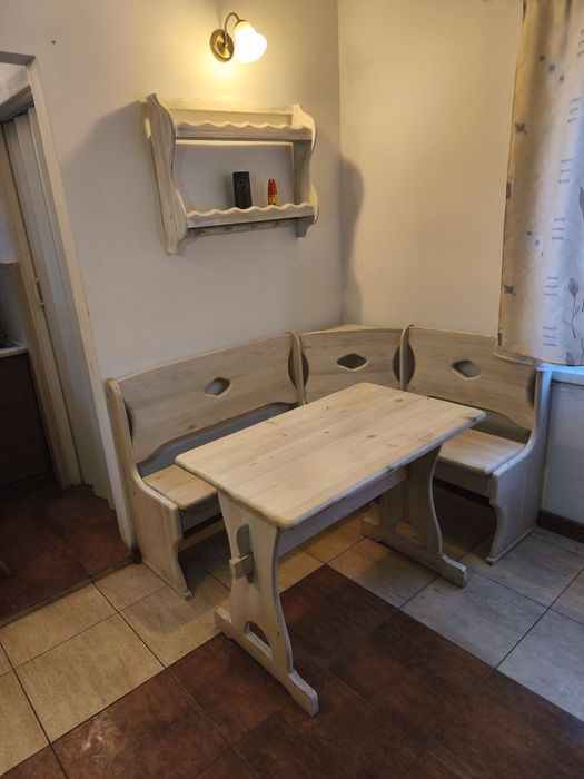 Narożnik kuchenny sosnowy stół i półka