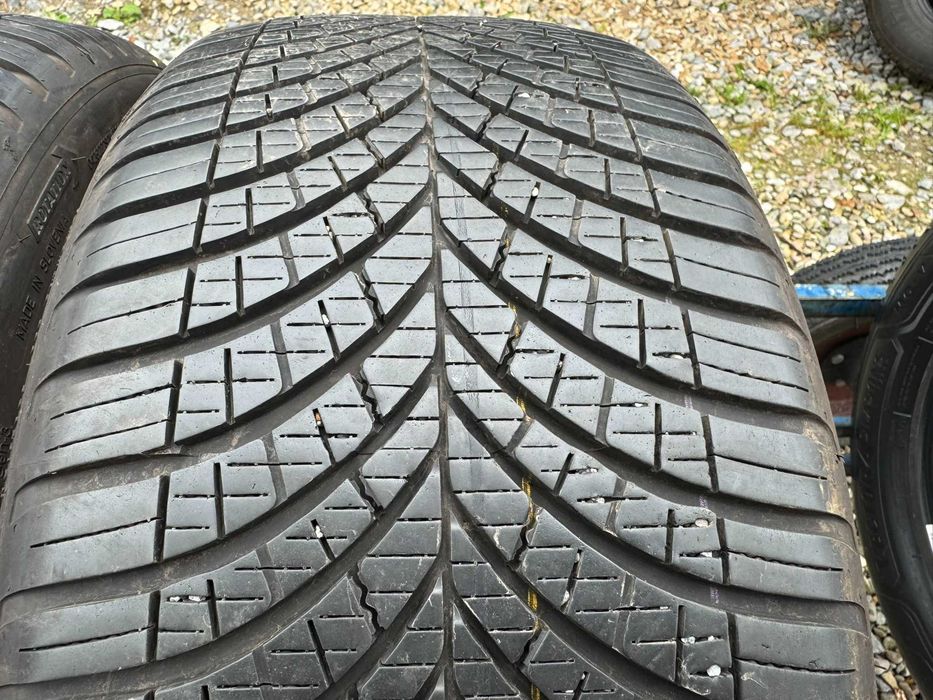 Opony 235/40R19 GoodYear Wielosezon 2szt