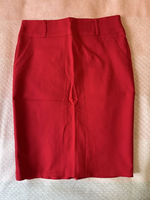 Червона класична спідниця