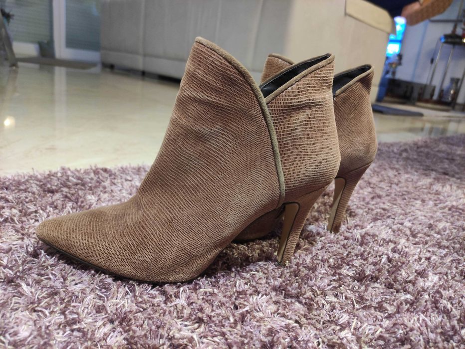 Botins beges salto alto