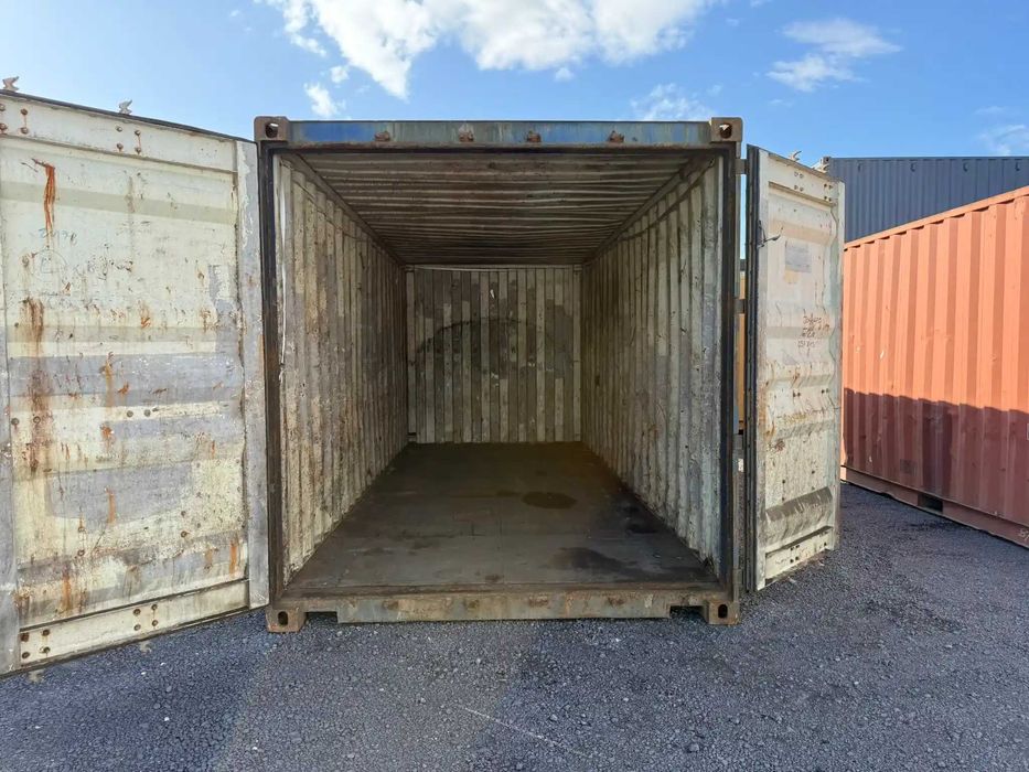 Contêiner marítimo de cor azul, em bom estado geral.