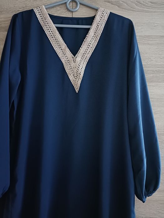 Trapezowa lekka sukienka z haftem i długim rękawem