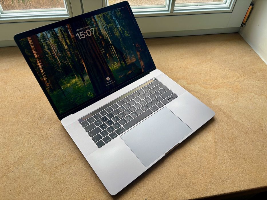 Macbook Pro 15 inch 2019, 8 core i9, 32GB RAM, 512GB