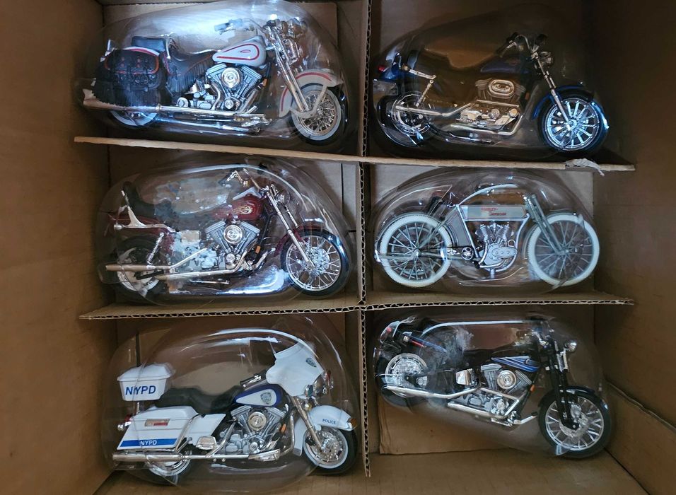 Harley-Davidson colecção motas 1/18, na caixa