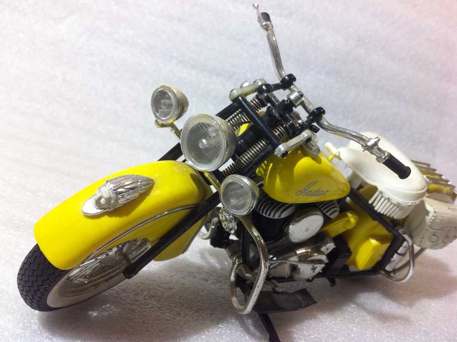 Antiga Mota miniatura ~ "INDIAN CHIEF ROADMASTER" ~ 1/10 ~ Maisto