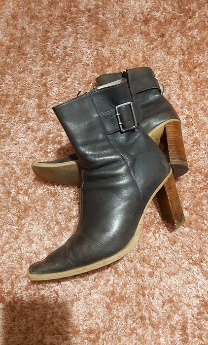 2 pares de botins em pele genuína