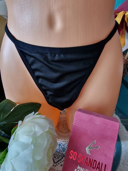 Seksowne stringi damskie z ozdobami.