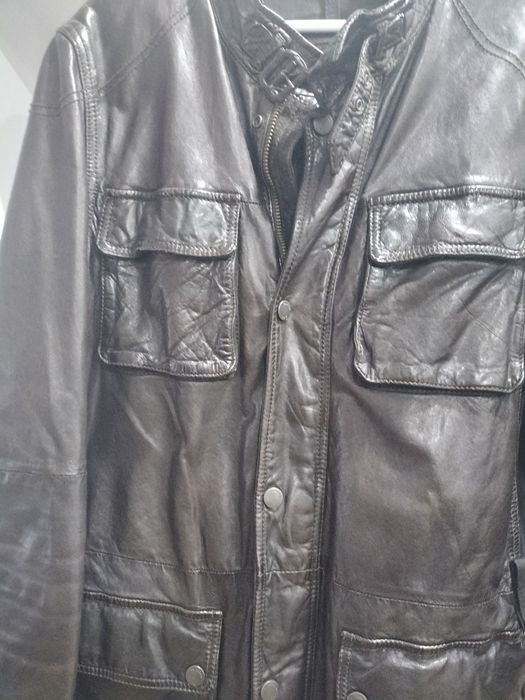 Casaco de homem em pele castanho.