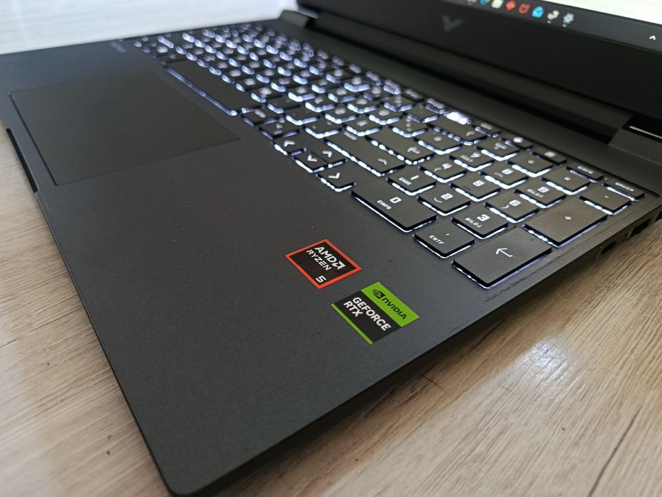 Laptop gamingowy HP r5 RTX 4050 16 GB RAM 144 hz bang and olufsen