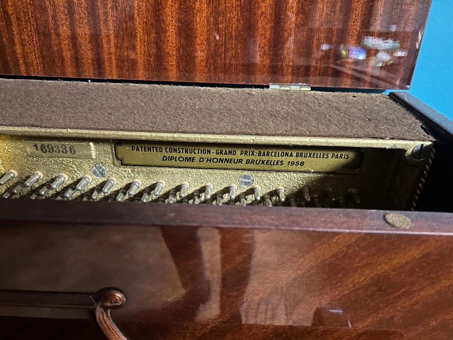 Piano PETROF Serie 169336