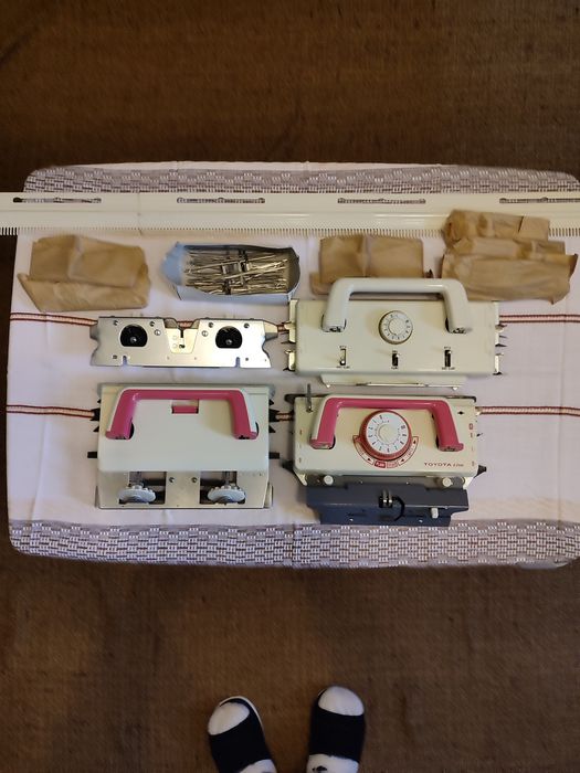 В'язальна машина TOYOTA- механічна,перфокарточна,двохфонтурна.