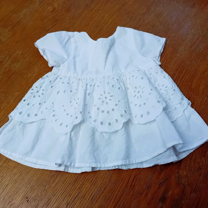 DZIEWCZYNKA - biała sukieneczka z haftem angielskim -rozm 56/62cm
