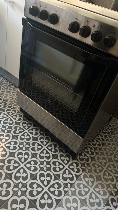 **Fogão Elétrico Indesit com Placa | Espeto Rotativo | Gaveta Aquecedora | Excelente Estado**
