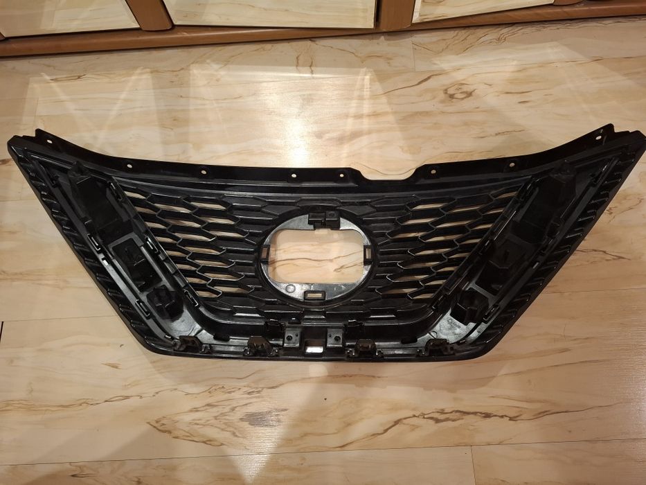 NISSAN QASHQAI  J11  grill atrapa