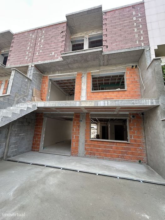 VENDE-SE Moradia T4,NOVA,entregue equipada, próximo ao Centro de Braga