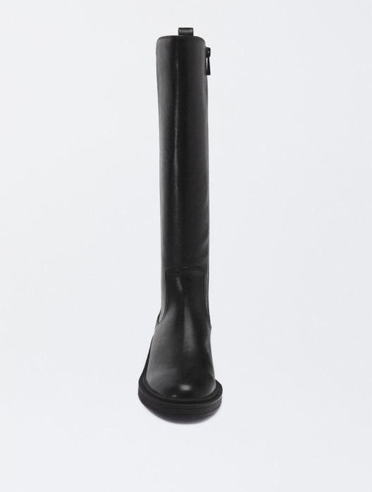 Bota rasa , de cano alto, com elastico na parte traseira.