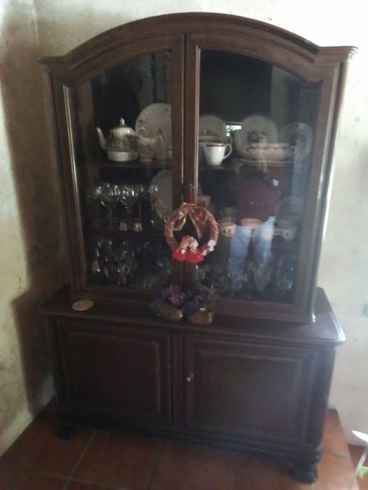 Comoda e cristaleira
