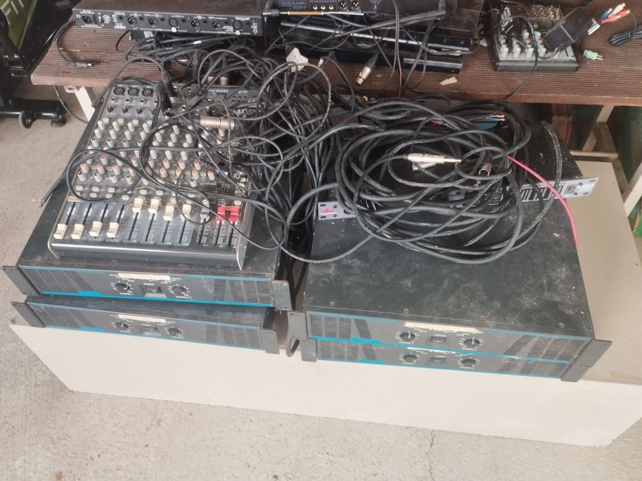 Vendo  mesa de som e 4 amplificadores
