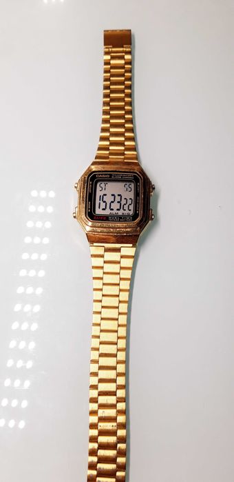 Relógio de puso dourado Casio Ler discrição.