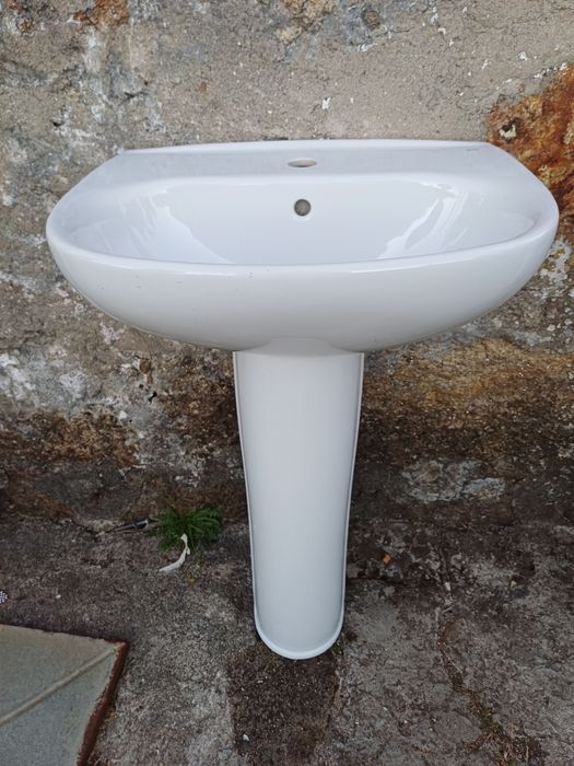 Lavatório com pé em bom estado