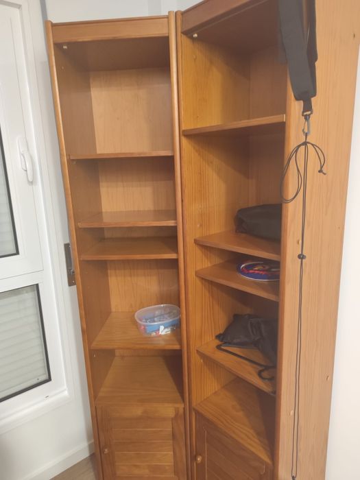 Duas camas com colchões e mobiliário...