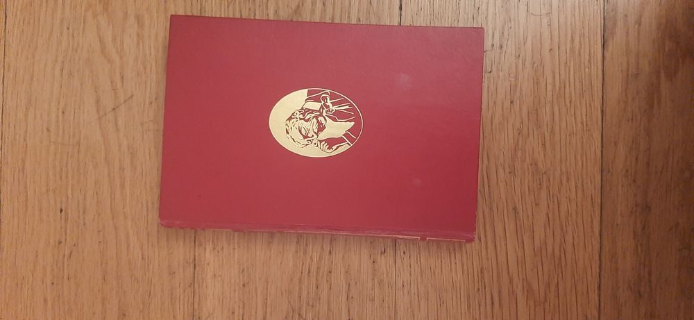 2 livros encadernados de Eça de Queiroz