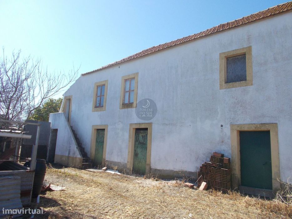 Quintinha de 3.400 m2 c/ moradia V3 e 2 anexos.