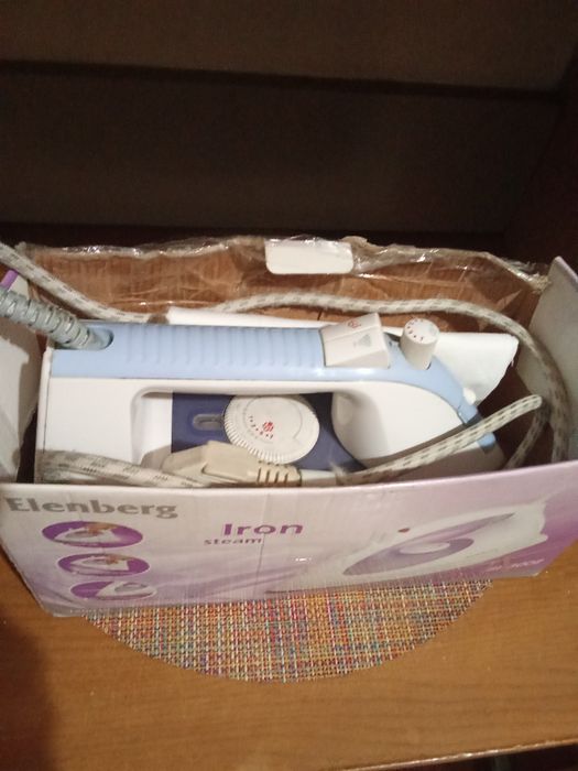 Стол кухонный обеденный и стулья