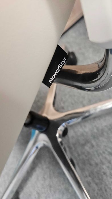 Fotel biurowy Nowy Styl Xenium Duo Back biały z zagłówkiem (70 szt.)