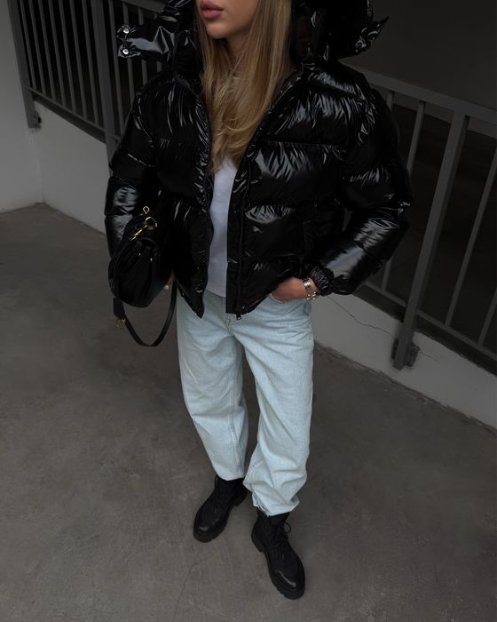 Жіночий лаковий пуховик чорний