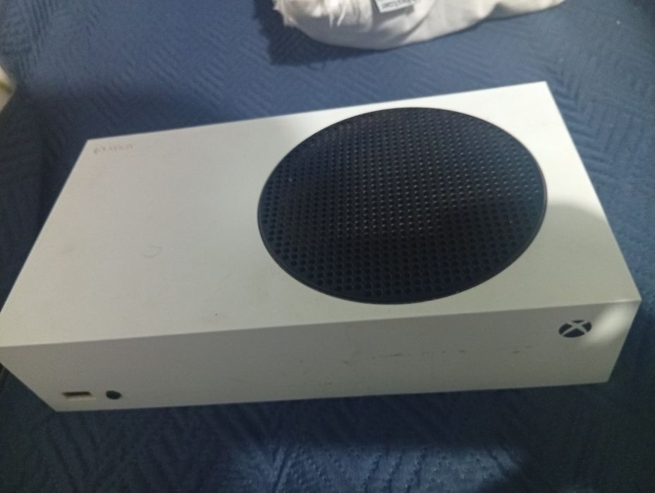 Xbox com cabos e está nova