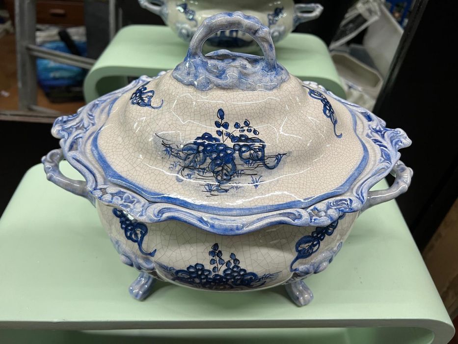 Terrina com tampa de porcelana com pés