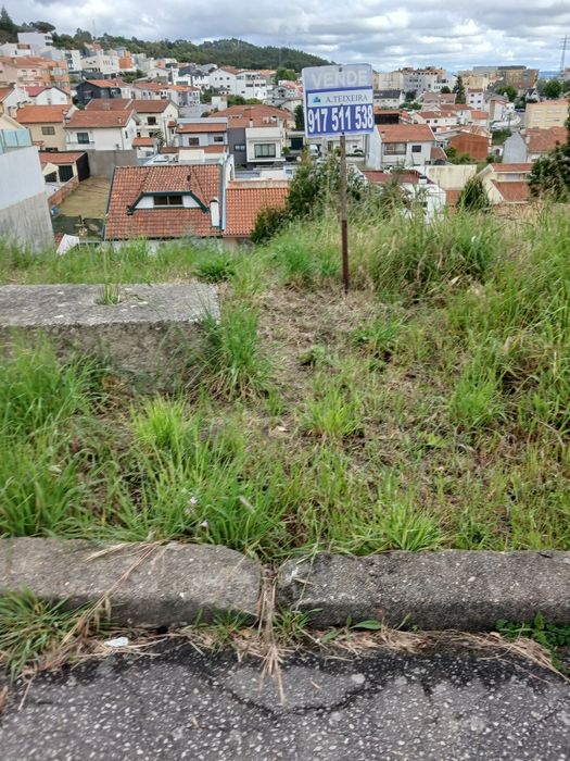 Lote de terreno para constucao de Moradia de tres  frentes  com alvara' aprovado