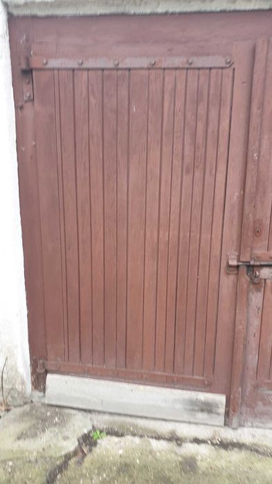 Drewniane drzwi garażowe.