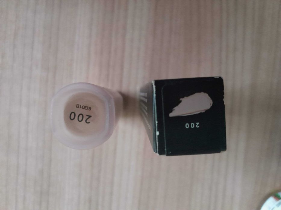 Korektor FENTY BEAUTY Pro Filt'r Instant Retouch Concealer 200