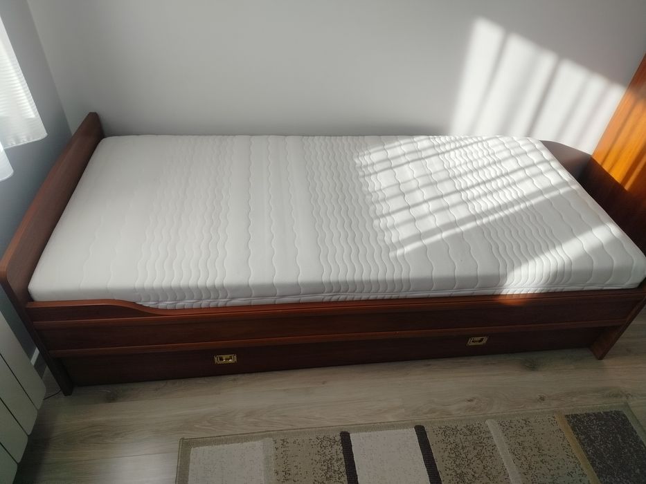 Łóżko VOX z materacem.