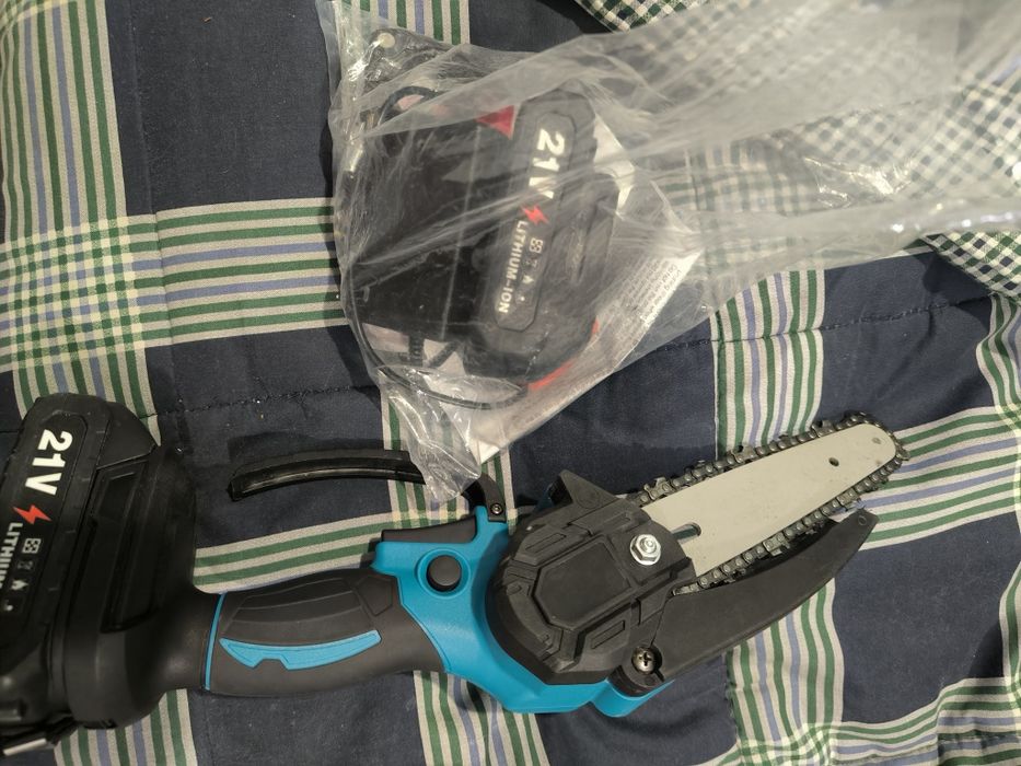 Serra elétrica nova com bateria e corrente exta