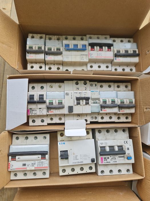 zestaw osprzętu elektroinstalacyjnego